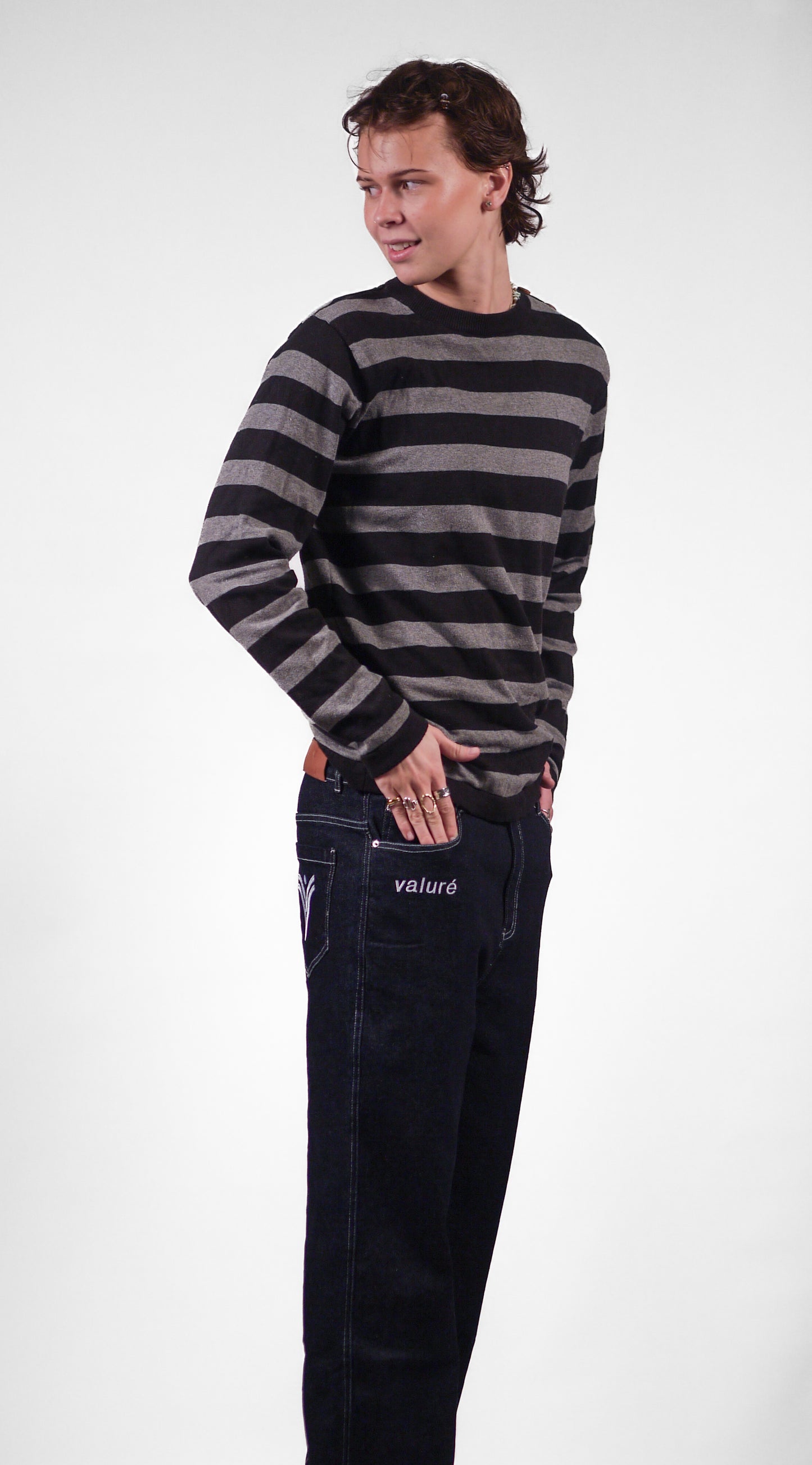 Model bærer Valuré Relaxed Denim Jeans Obsidian Blue fra siden