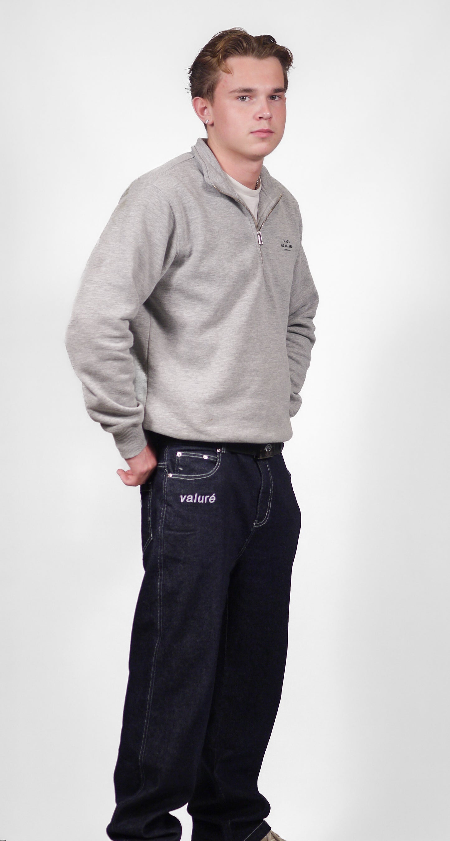 Model med grå sweatshirt og Valuré relaxed denim jeans