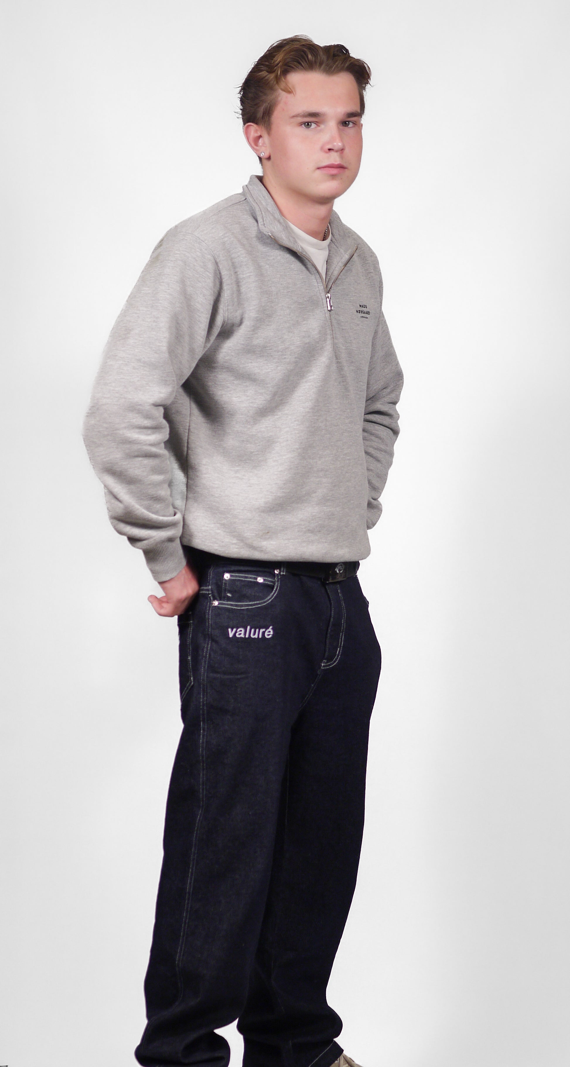 Model med grå sweatshirt og Valuré relaxed denim jeans